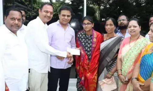 ఎంసెట్ ఫస్ట్ ర్యాంకర్‌కు కేటీఆర్ అభినందన