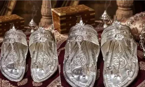 అరుదైన గిఫ్ట్! అల్లుడికి ఏకంగా కిలోన్నర వెండితో చెప్పులు.. నెట్టింట వైరల్