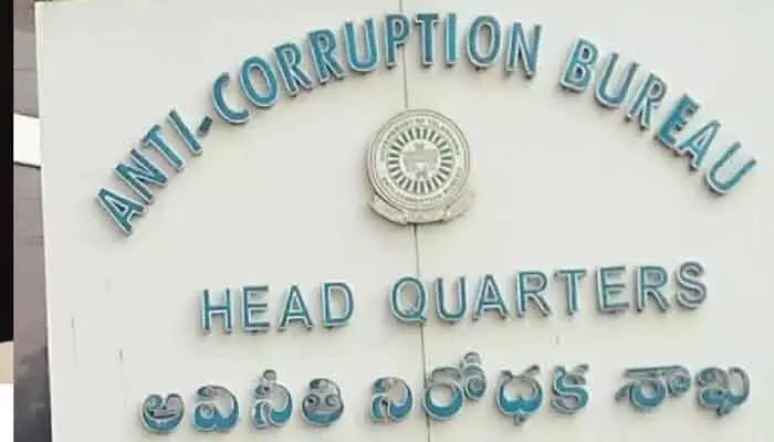హైదరాబాద్లో ఏసీబీ సోదాల కలకలం.. ల్యాండ్ అండ్ సర్వే డిప్యూటీ డైరెక్టర్ ఇంటిపై దాడులు హైదరాబాద్లో ఏసీబీ సోదాల కలకలం.. ల్యాండ్ అండ్ సర్వే డిప్యూటీ డైరెక్టర్ ఇంటిపై దాడులు