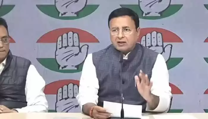 కాంగ్రెస్ ఎంపీ సూర్జేవాలాకు సీఎం భార్య పాస్పోర్ట్ వివాదంలో సమన్లు కాంగ్రెస్ ఎంపీ సూర్జేవాలాకు సీఎం భార్య పాస్పోర్ట్ వివాదంలో సమన్లు