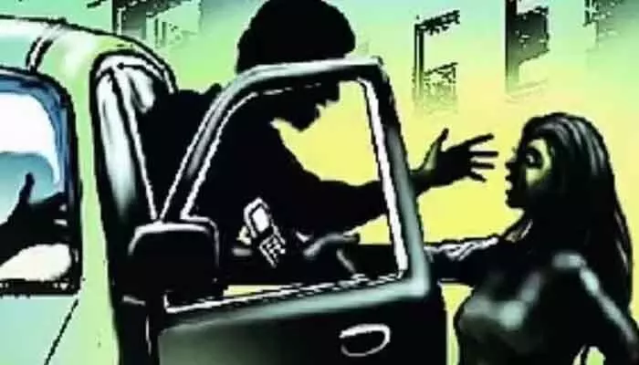 కదులుతున్న కారులో హైకోర్టు మహిళా లాయర్ పై దారుణం.. నలుగురూ కలిసి ఘాతుకం కదులుతున్న కారులో హైకోర్టు మహిళా లాయర్ పై దారుణం.. నలుగురూ కలిసి ఘాతుకం
