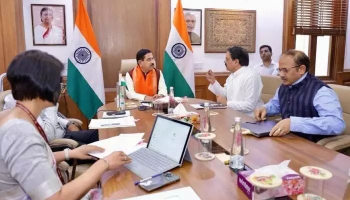 ఢిల్లీలో మంత్రి నాదెండ్ల.. కేంద్ర పెద్దలతో వరుస భేటీలు ఢిల్లీలో మంత్రి నాదెండ్ల.. కేంద్ర పెద్దలతో వరుస భేటీలు