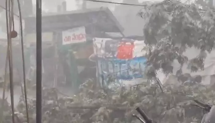 ఏపీలో గాలివాన బీభత్సం.. భారీ వర్షాలు, ఈదురుగాలుల హెచ్చరిక ఏపీలో గాలివాన బీభత్సం.. భారీ వర్షాలు, ఈదురుగాలుల హెచ్చరిక