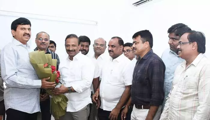 తహశీల్దార్లకు ప్రమోషన్లు ఇవ్వండి: మంత్రి పొంగులేటిని కోరిన ట్రెసా తహశీల్దార్లకు ప్రమోషన్లు ఇవ్వండి: మంత్రి పొంగులేటిని కోరిన ట్రెసా