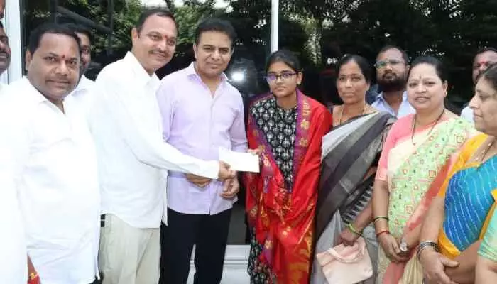ఎంసెట్ ఫస్ట్ ర్యాంకర్కు కేటీఆర్ అభినందన ఎంసెట్ ఫస్ట్ ర్యాంకర్కు కేటీఆర్ అభినందన