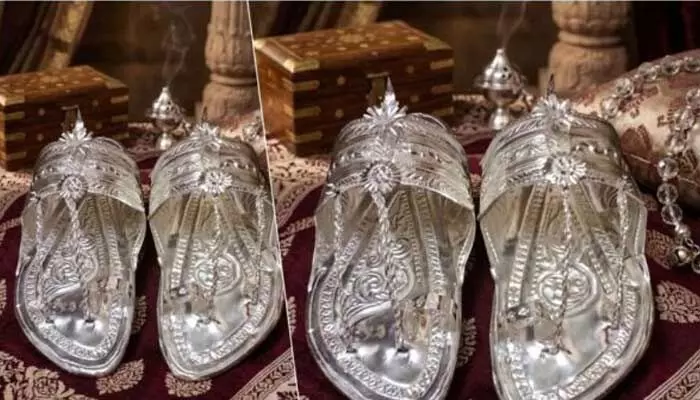 అరుదైన గిఫ్ట్! అల్లుడికి ఏకంగా కిలోన్నర వెండితో చెప్పులు.. నెట్టింట వైరల్ అరుదైన గిఫ్ట్! అల్లుడికి ఏకంగా కిలోన్నర వెండితో చెప్పులు.. నెట్టింట వైరల్