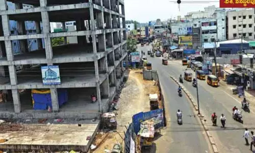 కన్‌స్ట్రక్షన్ బారికేడ్లతో సగం హైవే క్లోజ్.. నాలుగేళ్లుగా పట్టించుకోని ఎంఎంసీ, హైడ్రా