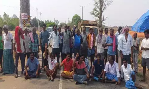 వ‌రిధాన్యం కొనుగోలు చేయాల‌ని రైతుల ధ‌ర్నా