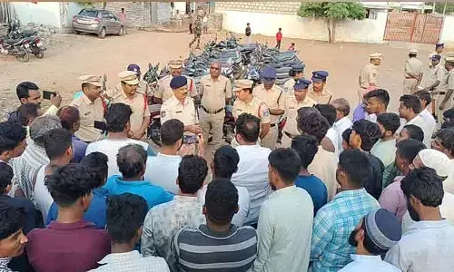 ఇందిరమ్మ కాలనీలో కార్డెన్ సెర్చ్