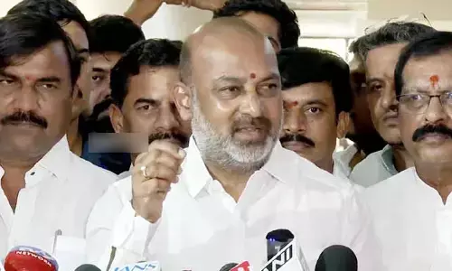 కేటీఆర్ ఫేక్ మీడియా ఫ్యాక్టరీ నడుపుతుండు.. బండి సంజయ్ తీవ్ర ఆరోపణలు