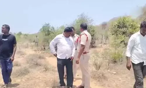 యువతికి బ్లాక్ మెయిల్..  బోరు బావిలో ముక్కలుగా యువకుడి మృతదేహం