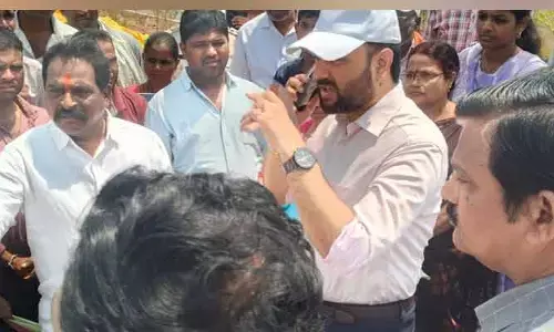 రైతులకు ఇబ్బంది లేకుండా వరి కొనుగోళ్లు జరపాలి : కలెక్టర్ దీపక్ తివారి