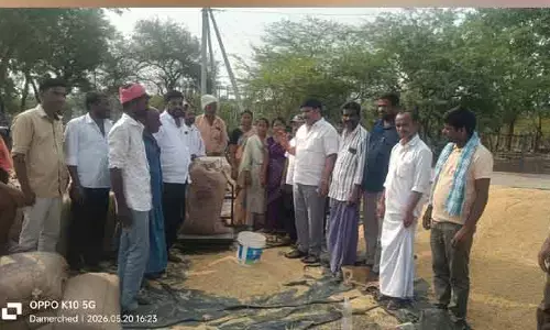 వరి కొనుగోలు కేంద్రాన్ని సందర్శించిన సొసైటీ వైస్ చైర్మన్ అజయ్ ప్రసాద్