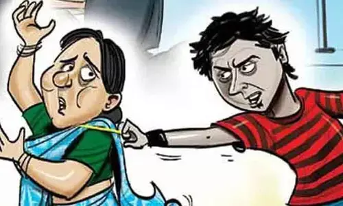 వృద్దురాలి మెడ‌లో గొలుసు చోరీ చేసిన ఆటో డ్రైవ‌ర్