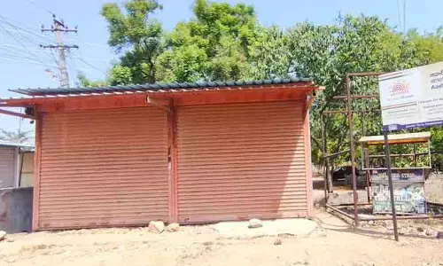 ఆధార్ నమోదు కేంద్రం పై అధికారుల మౌనం ఎందుకు