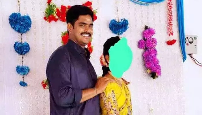 సూర్యాపేట జిల్లాలో కలకలం: మైనర్ బాలికను వివాహం చేసుకున్న కానిస్టేబుల్ సూర్యాపేట జిల్లాలో కలకలం: మైనర్ బాలికను వివాహం చేసుకున్న కానిస్టేబుల్