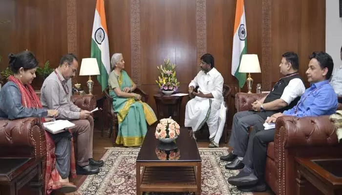 అదనంగా రూ. 5వేల కోట్లు ఇవ్వండి.. నిర్మలా సీతారామన్కు భట్టి విక్రమార్క విజ్ఞప్తి అదనంగా రూ. 5వేల కోట్లు ఇవ్వండి.. నిర్మలా సీతారామన్కు భట్టి విక్రమార్క విజ్ఞప్తి