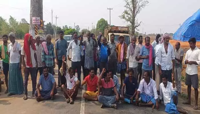 వరిధాన్యం కొనుగోలు చేయాలని రైతుల ధర్నా వరిధాన్యం కొనుగోలు చేయాలని రైతుల ధర్నా