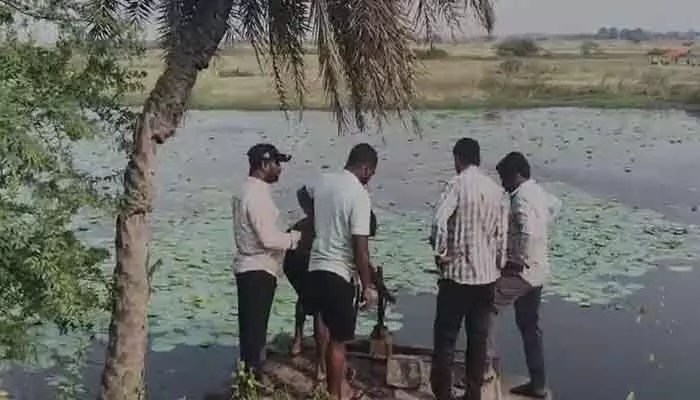 పెద్ద చెరువు తూము షట్టర్ తీసిన గుర్తు తెలియని వ్యక్తులు పెద్ద చెరువు తూము షట్టర్ తీసిన గుర్తు తెలియని వ్యక్తులు
