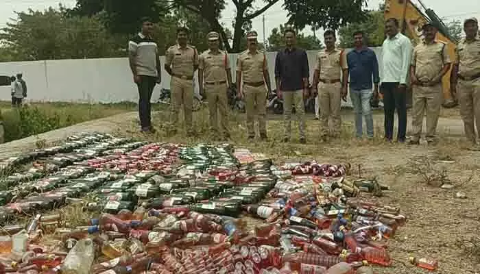వరంగల్ మిల్స్ కాలనీలో రూ. 2 లక్షల అక్రమ మద్యం ధ్వంసం వరంగల్ మిల్స్ కాలనీలో రూ. 2 లక్షల అక్రమ మద్యం ధ్వంసం