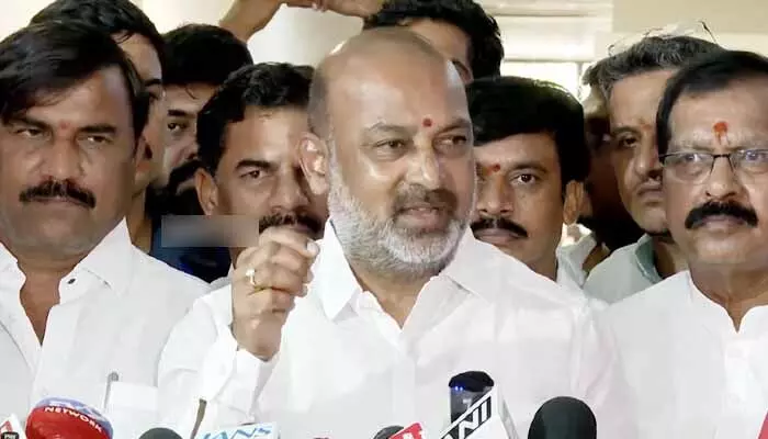 కేటీఆర్ ఫేక్ మీడియా ఫ్యాక్టరీ నడుపుతుండు.. బండి సంజయ్ తీవ్ర ఆరోపణలు కేటీఆర్ ఫేక్ మీడియా ఫ్యాక్టరీ నడుపుతుండు.. బండి సంజయ్ తీవ్ర ఆరోపణలు