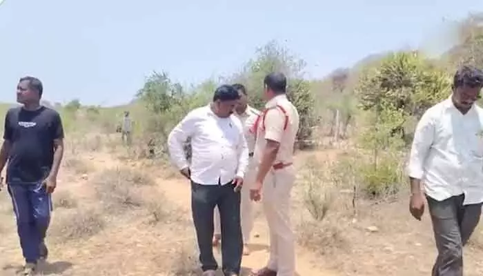 యువతికి బ్లాక్ మెయిల్.. బోరు బావిలో ముక్కలుగా యువకుడి మృతదేహం యువతికి బ్లాక్ మెయిల్.. బోరు బావిలో ముక్కలుగా యువకుడి మృతదేహం