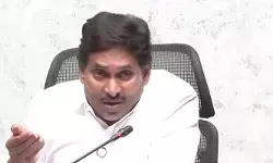 ప్రశ్నిస్తే క్రిమినల్స్కు సపోర్ట్ చేస్తారా అంటున్నారు: జగన్ ప్రశ్నిస్తే క్రిమినల్స్కు సపోర్ట్ చేస్తారా అంటున్నారు: జగన్