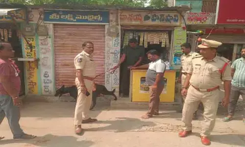 యాంటీ నార్కోటిక్స్ స్నిఫ‌ర్ డాగ్ తో అక‌స్మిక త‌నిఖీలు