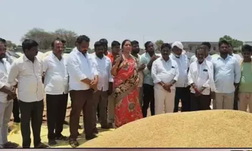 ధాన్యం కొనుగోలు కేంద్రాల్లో దయనీయ పరిస్థితి