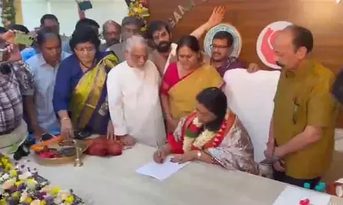తెలంగాణ మహిళా కమిషన్ చై‌ర్‌పర్సన్‌గా గద్వాల విజయలక్ష్మి.. అధికారికంగా పదవీ బాధ్యతల స్వీకరణ