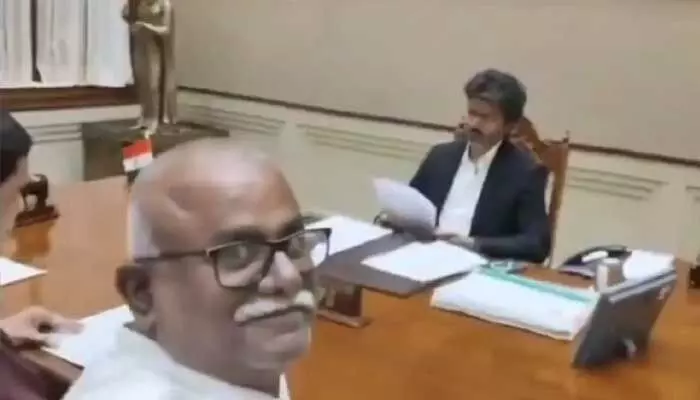 సీఎం విజయ్ తో సెల్ఫీ వీడియో.. వివాదం సీఎం విజయ్ తో సెల్ఫీ వీడియో.. వివాదం