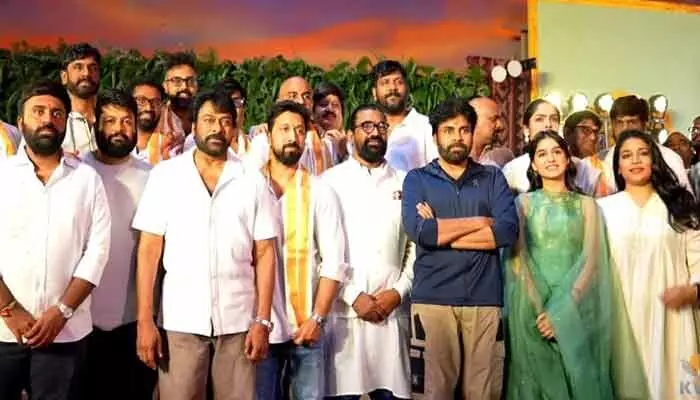 ఒకే ఫ్రేమ్లో మెగా బ్రదర్స్.. క్లాప్ కొట్టి ‘మెగా-158’ను ప్రారంభించిన పవన్ కళ్యాణ్ ఒకే ఫ్రేమ్లో మెగా బ్రదర్స్.. క్లాప్ కొట్టి ‘మెగా-158’ను ప్రారంభించిన పవన్ కళ్యాణ్