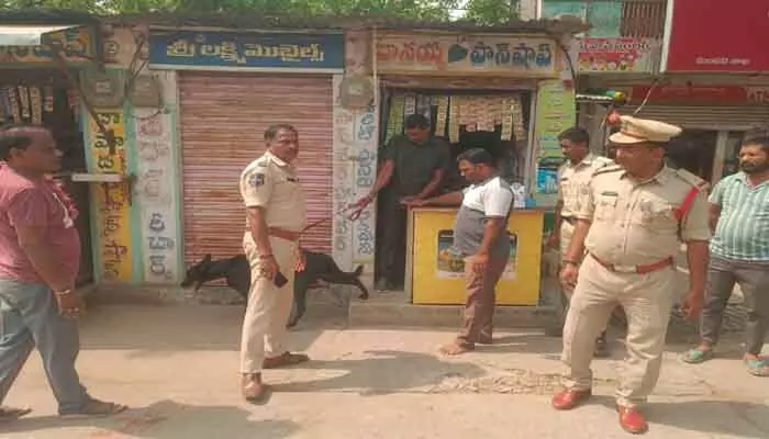 యాంటీ నార్కోటిక్స్ స్నిఫర్ డాగ్ తో అకస్మిక తనిఖీలు యాంటీ నార్కోటిక్స్ స్నిఫర్ డాగ్ తో అకస్మిక తనిఖీలు