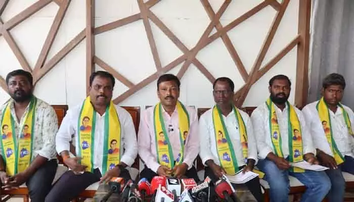 నెల రోజుల పాటు టీఆర్ఎస్ జెండా ఆవిష్కరణ నెల రోజుల పాటు టీఆర్ఎస్ జెండా ఆవిష్కరణ