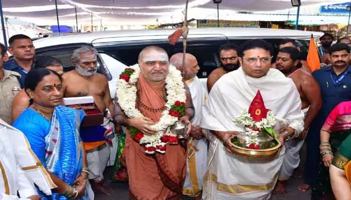 వేద మంత్రోచ్ఛారణలతో మారు మ్రోగిన కాళేశ్వరం వేద మంత్రోచ్ఛారణలతో మారు మ్రోగిన కాళేశ్వరం