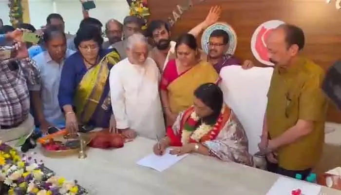తెలంగాణ మహిళా కమిషన్ చైర్పర్సన్గా గద్వాల విజయలక్ష్మి.. అధికారికంగా పదవీ బాధ్యతల స్వీకరణ తెలంగాణ మహిళా కమిషన్ చైర్పర్సన్గా గద్వాల విజయలక్ష్మి.. అధికారికంగా పదవీ బాధ్యతల స్వీకరణ