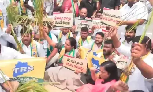 ధాన్యం కొనుగోళ్లపై టీఆర్ఎస్ ధర్నా.. కవితను అదుపులోకి తీసుకున్న పోలీసులు