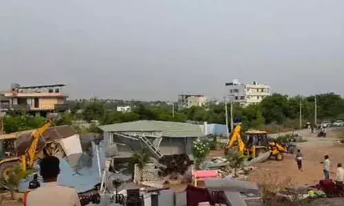కబ్జాపై రెవెన్యూ ఉక్కుపాదం.. పది ఎకరాల సర్కారు భూమిలో కూల్చివేతలు