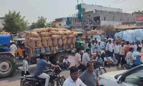 మొక్కజొన్న కొనుగోలు చేయాలని రోడ్డెక్కిన  రైతులు