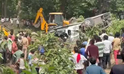 అయోధ్య వెళ్తుండగా ఘోర ప్రమాదం.. ఏపీ వాసుల మృతి