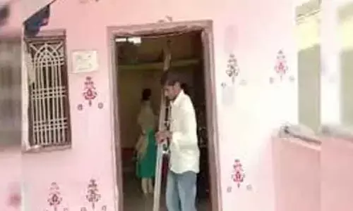 ఈఎంఐ కట్టలేదని ఇంటి పై ఫైనాన్స్ సిబ్బంది దాడి..!