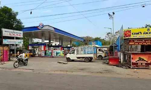 పెట్రోల్ బంక్ లు లేక అవస్ధలు