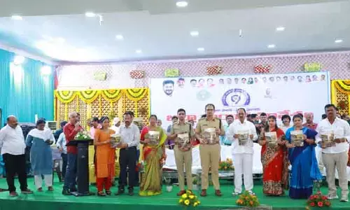 ప్రభుత్వ పథకాల అమలుకు అధికారులు సమన్వయంతో పని చేయాలి