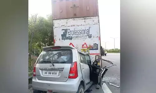 లారీని ఢీ కొట్టిన కారు ఓ వ్యక్తి మృతి