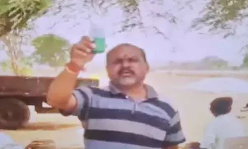 కొనుగోలు కేంద్రం వద్ద పురుగుల మందు డ‌బ్బాతో రైతు నిర‌స‌న‌