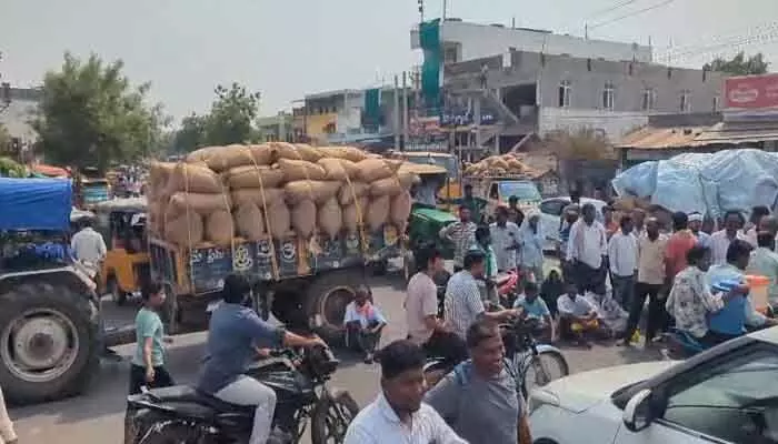 మొక్కజొన్న కొనుగోలు చేయాలని రోడ్డెక్కిన రైతులు మొక్కజొన్న కొనుగోలు చేయాలని రోడ్డెక్కిన రైతులు