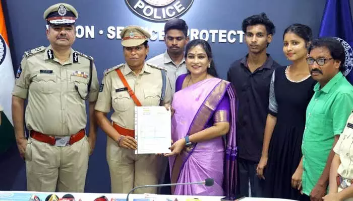 హోంగార్డులకు గుడ్ న్యూస్.. రూ.33 లక్షల వరకు ఆరోగ్య బీమా హోంగార్డులకు గుడ్ న్యూస్.. రూ.33 లక్షల వరకు ఆరోగ్య బీమా