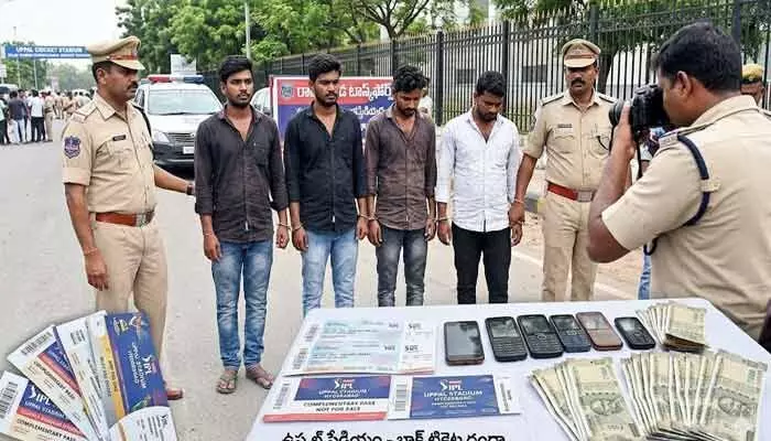 ఉప్పల్లో ఐపీఎల్ ‘బ్లాక్’ దందా.. స్టేడియం వద్ద నలుగురు కేటుగాళ్ల అరెస్ట్ ఉప్పల్లో ఐపీఎల్ ‘బ్లాక్’ దందా.. స్టేడియం వద్ద నలుగురు కేటుగాళ్ల అరెస్ట్
