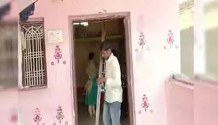 ఈఎంఐ కట్టలేదని ఇంటి పై ఫైనాన్స్ సిబ్బంది దాడి..! ఈఎంఐ కట్టలేదని ఇంటి పై ఫైనాన్స్ సిబ్బంది దాడి..!