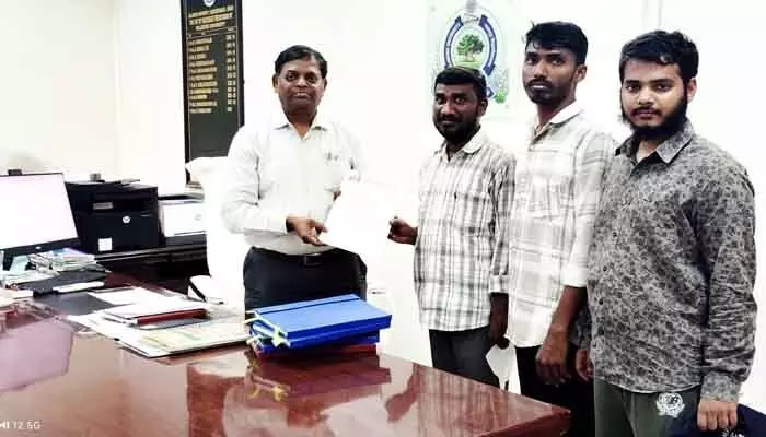 పాలమూరు వర్సిటీలో నూతన కోర్సులు ప్రవేశపెట్టాలి : ఎస్ఎఫ్ఐ పాలమూరు వర్సిటీలో నూతన కోర్సులు ప్రవేశపెట్టాలి : ఎస్ఎఫ్ఐ